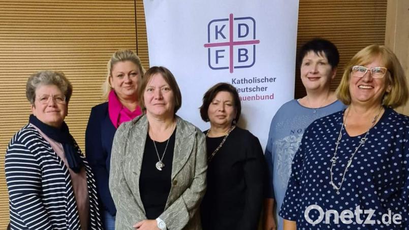 Bei der Bezirkskonferenz des KDFB-Bezirksverbandes Sulzbach-Rosenberg fand sich kein neues Vorstandstrio. Von links: Geistliche Diözesanbeirätin Birgitt Pfaller, stellvertretende Diözesanvorsitzende Kerstin Aufschneider, Ansprechpartnerin Monika Rubenbauer, stellvertretende Diözesanvorsitzende Eva Hambach, Ex-Schriftführerin Petra Ehringfeld und Ex-Bezirksleiterin Margarete Hirsch. Bild: u
