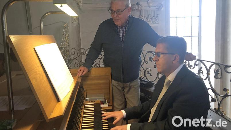 Seit mehr zehn Jahren wird Organist Thomas Köhler (rechts) von seinem Registranten, Rainer Gumpp (links), unterstützt. Gumpps Aufgabe ist das rechtzeitige Umblättern der Partiturseiten und – bei Bedarf – die Aktivierung von Spielhilfen an der Kirchenorgel. Bild: wro