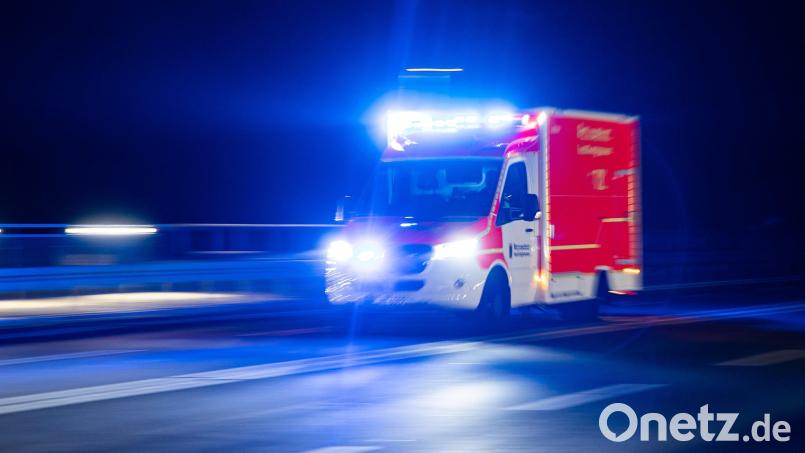 Ein Rettungswagen der Feuerwehr fährt mit Blaulicht durch eine Straße. Symbolbild: Marcel Kusch/dpa