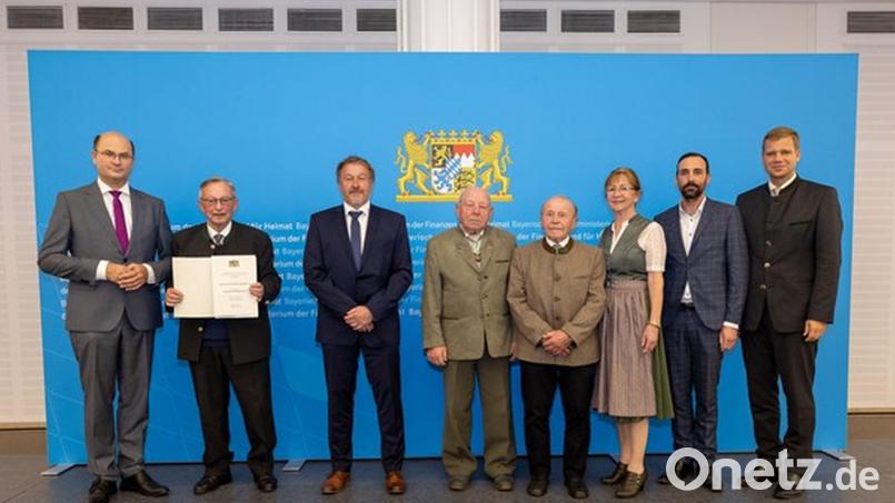 Bei der Urkundenverleihung: (von links) Finanz- und Heimatminister Albert Füracker, Vorsitzender Peter Garreiss, Stellvertreter Thomas Hupfauf, Adolf Graf, Alfred Gissibl, Helene Bauer, Bürgermeister Armin Bulenda und Dr. Rudolf Neumaier vom Heimatministerium. Bild: gi