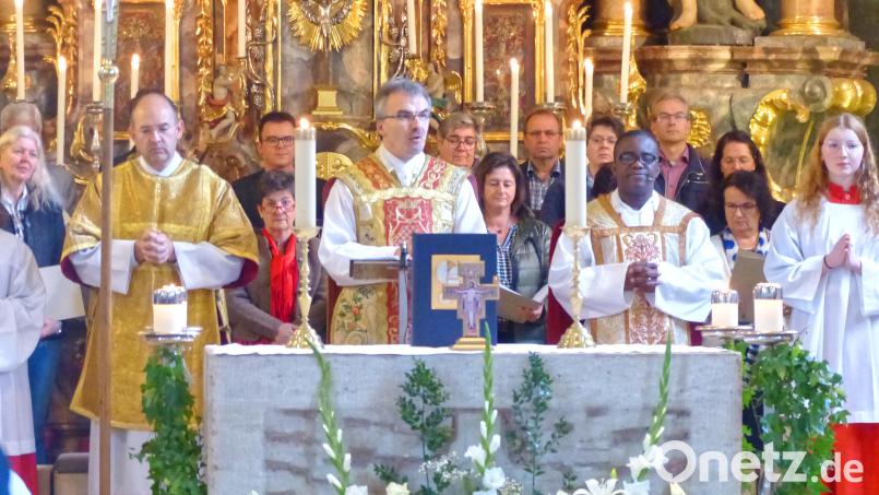 Mit einem Gottesdienst feierte die katholische Pfarrei die Kirchweihe. Auf dem Bild (von links) Diakon Martin Schraml, Pfarrer Martin Besold und Pfarrvikar Dr. Linus Chukwudi Nwankwo. Bild: njn