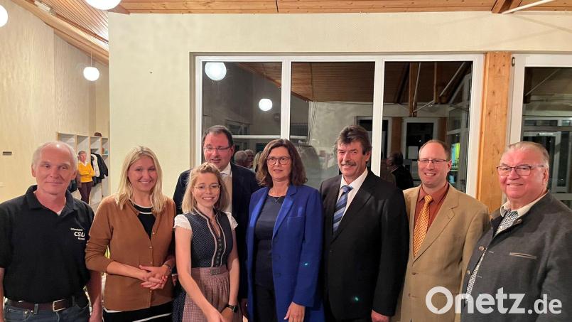 Von links: Gemeinderat Walter Ehlich, MdB Silke Launert, Dritte Bürgermeisterin Cathrin Seltmann, MdL Martin Schöffel, Landtagspräsidentin Ilse Aigner, CSU-Ortsvorsitzender Günther Daubner, die Gemeinderäte Johannes Geisler und Winfried Prokisch. Bild: gis