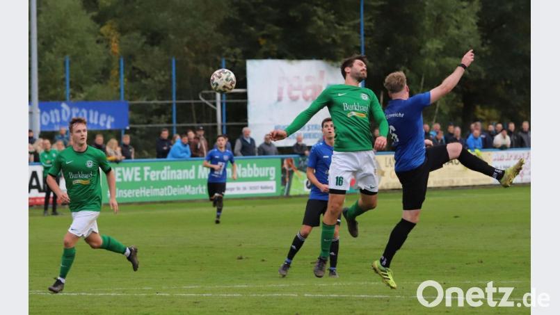 Der FC Wernberg (grüne Trikots) siegte am Montag überraschend in Etzenricht. Bild: war