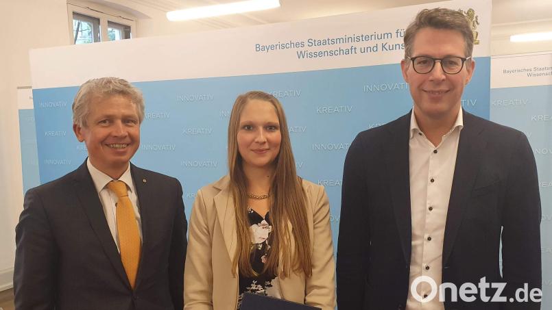 Das Bayerische Staatsministerium für Wissenschaft und Kunst verleiht jährlich fünf Preise für hervorragende Hochschulabschlüsse oder Promotionen an Studentinnen der Ingenieurwissenschaften an bayerischen Hochschulen – unter ihnen heuer die Hirschauerin Katharina Stein (Mitte). OTH-Präsident Professor Clemens Bulitta (links) ließ es sich nicht nehmen, in München bei der Preisüberreichung durch Wissenschaftsminister Markus Blume (rechts) dabei zu sein und der OTH-Absolventin zu gratulieren. Bild: u