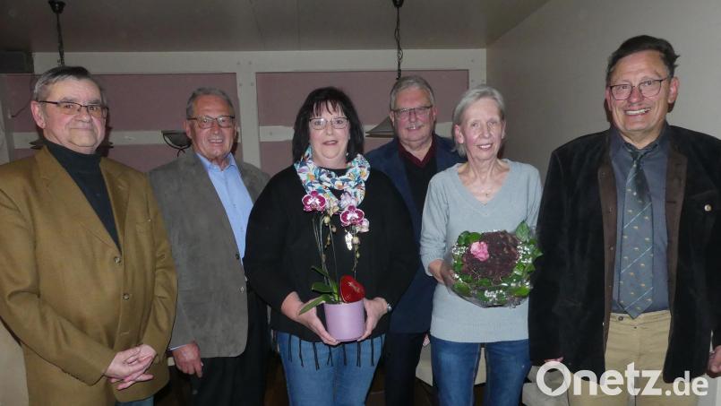 Harald Drobig, Udo Müller, Klaus Lehl und Dieter Kies danken Gisela Kirchmann und Christine Held (alle von rechts) für ihre Treue und Verdienste um den Verein. Bild: rn