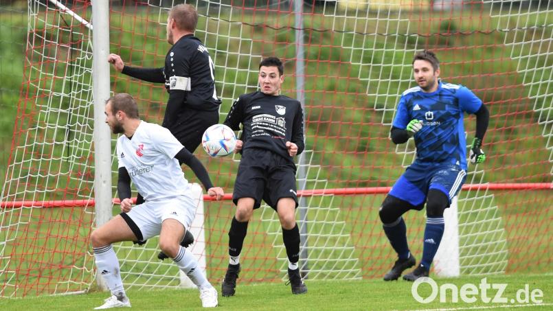 Dicke Luft vor dem Tor des VfB Mantel: Der Dießfurter Simon Schmid links) verpasst allerdings den Flankenball. Schlusslicht Mantel holte sich in Dießfurt eine 0:5-Klatsche ab. Bild: Büttner