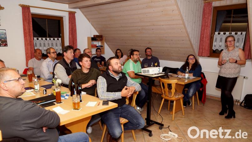 Katja Busch (rechts) hatte alle Einnahmen und Ausgaben feinsäuberlich für die Endabrechnung des Bürgerfestes aufgelistet. Bild: bkr