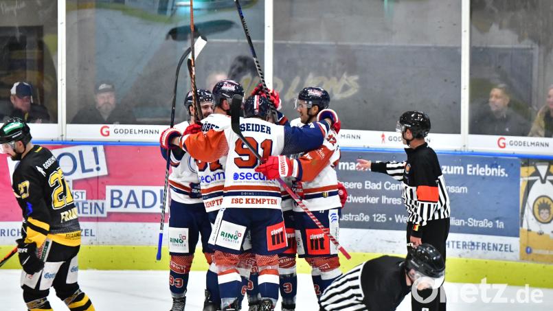 Da jubeln die Spieler des ESC Kempten nach ihrem 2:1-Sieg beim eRSC Amberg. Bild: SignaLight/AP