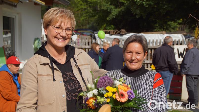 Petra Meixner (links) erhielt zur Verabschiedung einen Blumenstrauß und ein Geschenk von Sandra Loew. Bild: Dr. Loew Soziale Dienstleistungen/exb