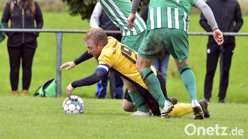 Der Seugaster Kapitän Tobias Oheim (Mitte) wird in dieser Szene von den beiden Köferingern Marcel Allstadt (Zweiter von links) und Marlon Müller (rechts) in die Zange genommen und zu Fall gebracht. Bild: Hubert Ziegler