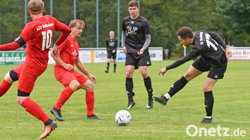 Der dreifache Torschütze Anthony Hofweller (FC Tirschenreuth) zieht ab, die Waldsassener Thomas Stark (links) und Marian Vaclavik (Zweiter von links) versuchen vergeblich zu blocken Bild: gb