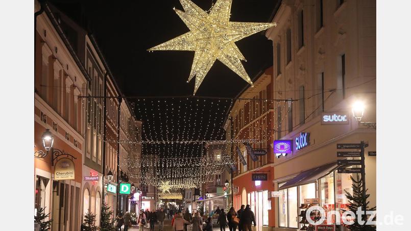 Schön ist sie ja, die Amberger Weihnachtsbeleuchtung. Doch trotz der seit acht Jahren dafür verwendeten LED-Technik sucht die Park- und Werbegemeinschaft nach Möglichkeiten, noch einmal rund 50 Prozent des ohnehin nicht übermäßig hohen Energieverbrauchs einzusparen. Archivbild: Wolfgang Steinbacher