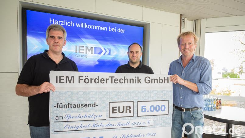 Geschäftsführender Gesellschafter Alexander Remes überreichte den Scheck an Mannschaftsführer Lukas Haberkorn und Vorsitzenden Wolfgang Raps (von rechts). Bild: Gemeinde Kastl/exb