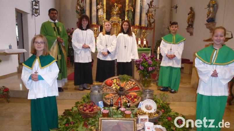 Mit Lena Bauer, ihrer Schwester Julia (vorne, von links) und Johannes Lobenhofer (rechts) zählt St. Martin noch drei Ministranten. Bild: bk