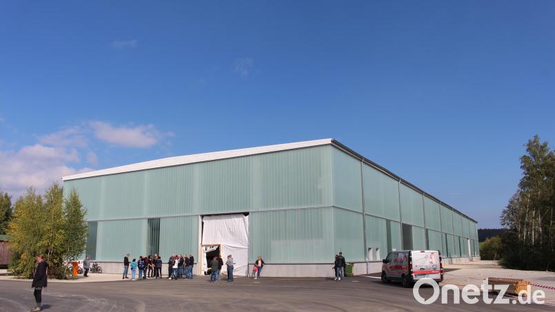 So sieht sie aus, die neue Fabrikhalle der Firma Lamberts. Mit verbaut ist auch das eigens hergestellte Glas. Bild: Sascha Fuchs/fph