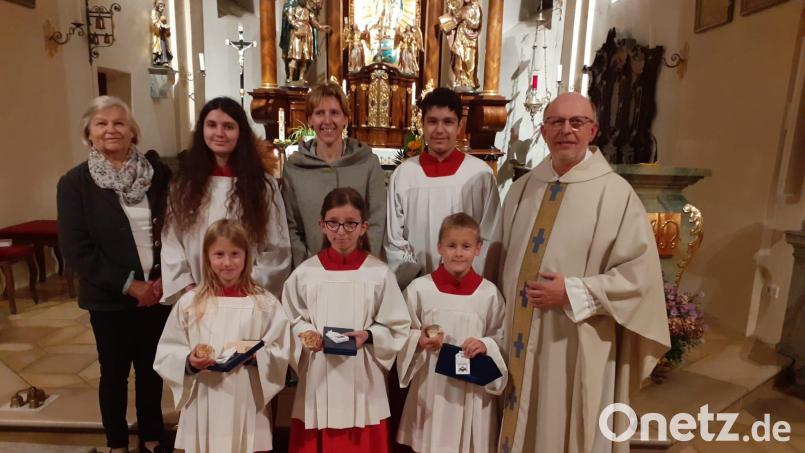 Pfarrer Herbert Rösl, Mesnerin Theres Fink, Oberministrantin Patricia Landgraf, die Betreuerinnen Erika Biegerl und Noah Schüller begrüßten die neuen Minis (vorne, von links) Alicia Nitschke, Johanna Betz und Nico Nitschke. Bild: Christa Forster/exb