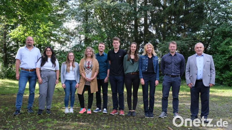 Personalratsvorsitzender Tobias Lang (links) und Schulleiter Albert Bauer (rechts) begrüßten die neuen Lehrkräfte (von links) Nejla Kaya, Stephanie Preischl, Anja Dimmelmeier, Fabian Lang, Roman Schindler, Nina Hertstein, Alexandra Sperber und Josef Bauer. Bild: Stiftland-Gymnasium/exb