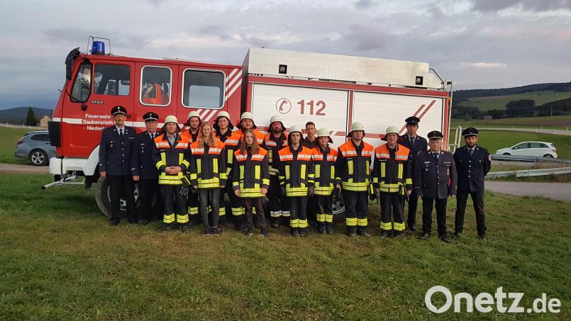 Das Prüfungsteam sowie die Vorsitzenden der Feuerwehr Saubersrieth-Niederland gratulieren den neun Feuerwehrleuten zur bestandenen Leistungsprüfung. Bild: gi