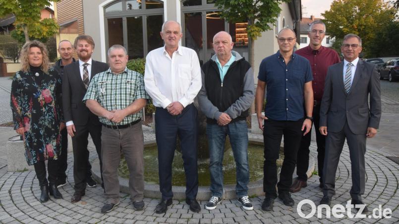 Der Werksleiter der Pilkington AG ehrt die Arbeitsjubilare Siegfried Beierl, Peter Punzmann, Reinhard Graf und Thomas Benkner (vorne, von rechts). Bild: fz