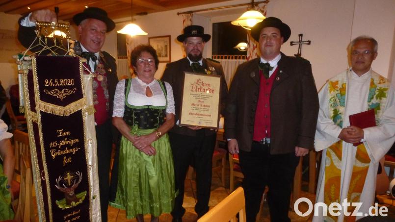 Ehrenfahnenmutter Maria Rudolph mit Pfarrer Varghese Puthenchira, den Schützenmeistern Sebastian Ludwig und Manuel Knötig sowie Vergnügungswart Klaus Ludwig. Bild: bk