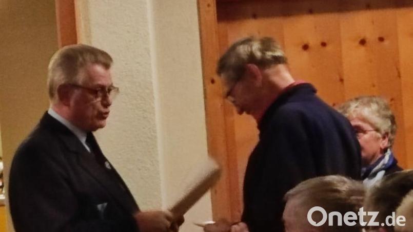 Hans Meierhofer (links) ehrt Jakob Kick für seine langjährige Tätigkeit im Vorstand der KSK Neudorf. Bild: hme