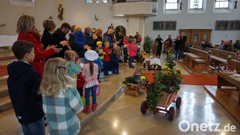 Der Erfolg über den mit viel Einsatz vorbereiteten Familiengottesdienst freute alle nach dem gemeinsam gesungenen Friedenslied. Bild: bk
