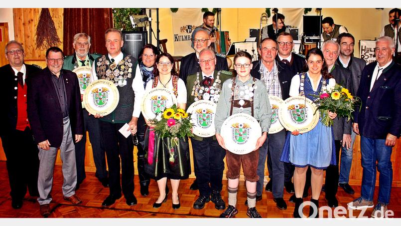 Alle Gauschützenmeisterinnen und Gauschützenmeister stellen sich mit den Ehrengästen zum Erinnerungsbild auf. Bild: R. Kreuzer