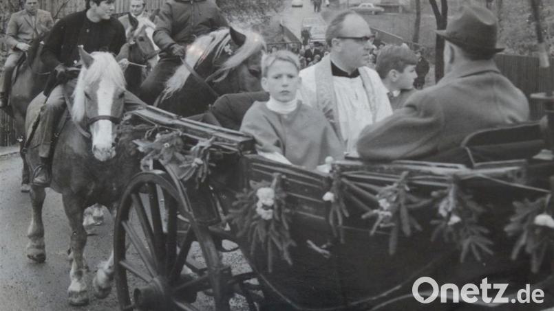 Der Wendelinsritt Trevesen 1970 mit dem damaligen Pfarrer Konrad Kummer. Archivbild: twg