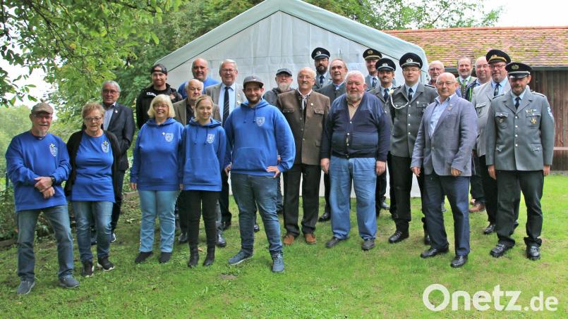 Zweiter Kreisvorsitzender Andre Pöppich (Zweiter von rechts) und Bürgermeister Frank Zeitler (Vierter von rechts) ehrten zahlreiche Mitglieder der Soldaten- und Kriegerkameradschaft Nabburg für langjährige Treue und herausragende Verdienste. Bild: Ferstl/exb