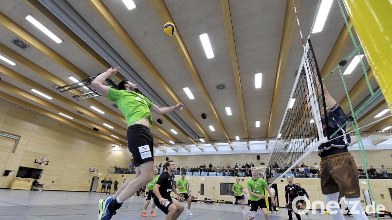 Angriff des VC Amberg in der neuen Sporthalle der Franz-Xaver-von-Schönwerth-Realschule (von links.): Fabian Buck, Milan Dörnhöfer, Spielertrainer Florian Birner, Christian Schertl, Oskar Trautner und Tim Schneider. Bild: Hubert Ziegler