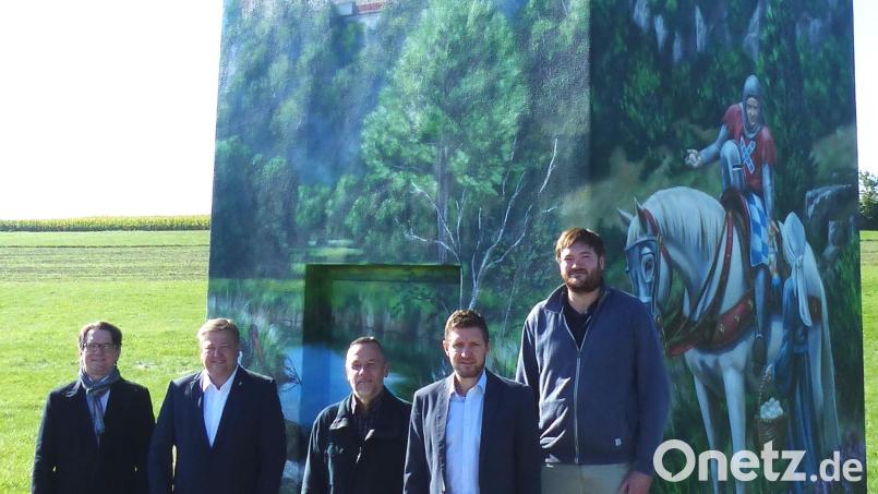 Sie freuen sich über die gelungene künstlerische Gestaltung und Sanierung der Trafostation bei Deinshof (von links): Markus Windisch, Bürgermeister Stefan Braun, Jürgen Hauer, Markus Segerer und Florian Schießl. Bild: jp