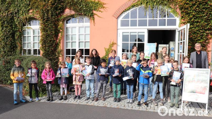 Dritter Bürgermeister Norbert Schuller (rechts) übergab mit den Büchereimitarbeiterinnen Tatjana Till und Christine Henrich (hinten, von rechts) den ausgezeichneten Schülern beim Sommerferien-Leseclub die Preise. Bild: Stadt Tirschenreuth/exb