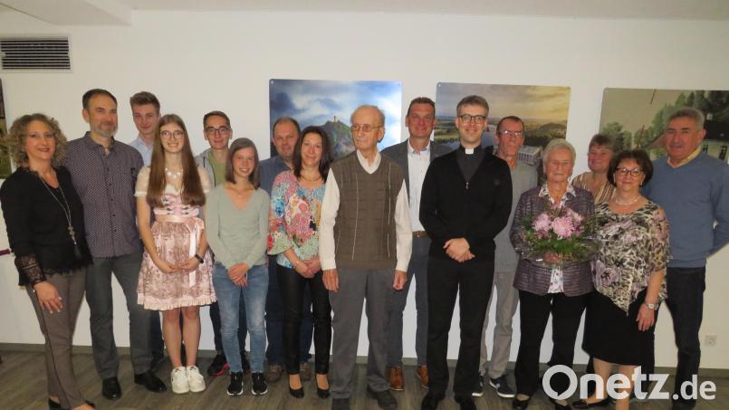 Die Jubilarin (Vierte von rechts, mit Blumen) im Kreis ihrer Familie. Auch Bürgermeister Ernst Schicketanz und Pfarrer Thomas Kopp gratulieren zum 90. Geburtstag. Bild: adj