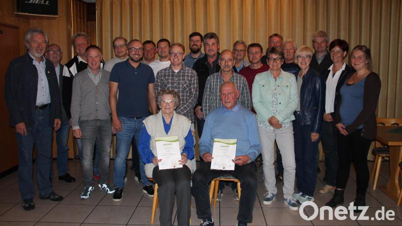Arthur Weber (links) führt auch die nächsten beiden Jahre die Neustädter Siedlergemeinschaft als Vorsitzender. Ihm zur Seite steht ein schlagkräftiges Team. Ursula Koppe und Dieter Stempfle (sitzend, von links) wurden für 60 und 50 Jahre Treue zur Gemeinschaft geehrt. Bild: prh