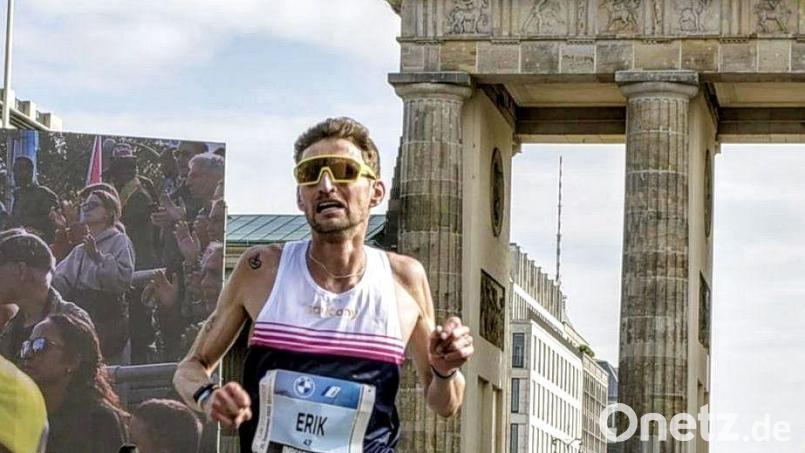 Erik Hille hat soeben das Brandenburger Toor durchlaufen. Der Nabburger lief beim Berlin-Marathon eine ganz starke Zeit. Bild: Hille/privat