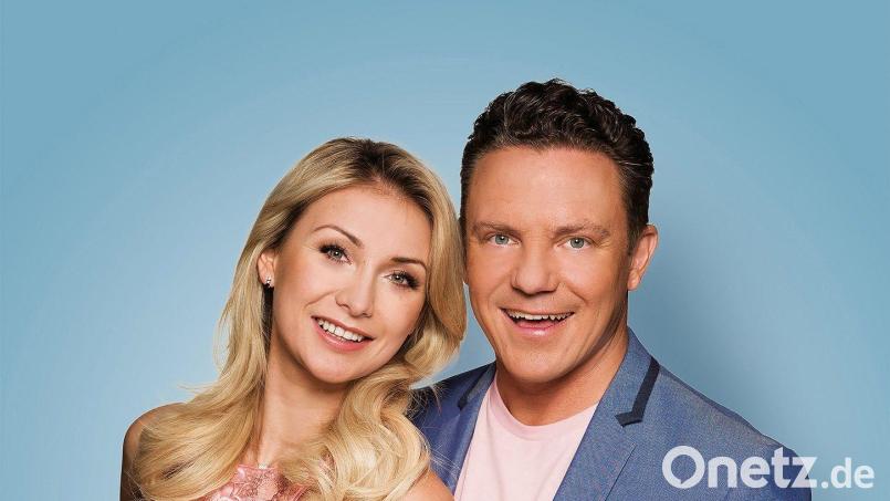Anna-Carina Woitschack und Stefan Mross sind beim Südtirol-Special im ACC auf der Bühne. Bild: Thomann Management/exb
