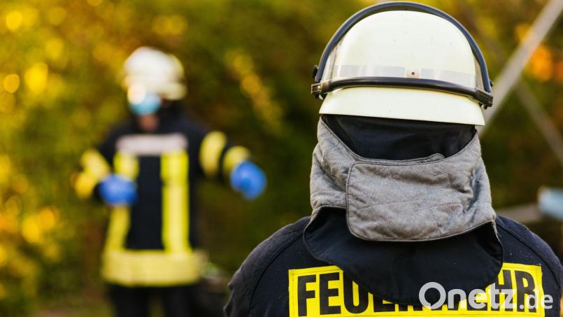 Bis die Einsatzkräfte das Auto bergen konnten, war es schon untergegangen. Symbolbild: Philipp von Ditfurth/dpa