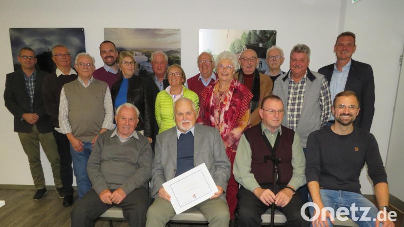 Mit Urkunden werden die langjährigen Mitglieder des Heimatverein Altenstadt ausgezeichnet Bild: adj