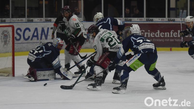 Brenzlige Szene vor dem Kasten von Blue-Devils-Goalie Jaroslav Hübl: Die Weidener besiegten am Dienstagabend die Starbulls Rosenheim mit 3:2. Bild: Gebert
