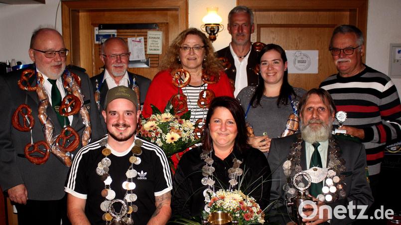 Das sind die neuen Schützenkönige bei Hubertus: (sitzend, von links) Michael Ertl, Anja Nickl und Günter Wagenpfeil. Dahinter stehen die Zweit- und Drittplatzierten sowie die Pokal- und Scheibengewinner aus dem begleitenden Schießprogramm zum Königsschießen. Bild: R. Kreuzer