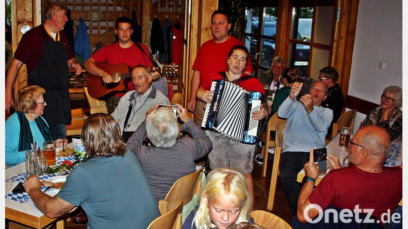 Unter das Publikum mischten sich das Trio, vorne sitzend im Rollstuhl Fischerbergjodler Karl Feneis, dem auch der Applaus galt. Bild: R. Kreuzer