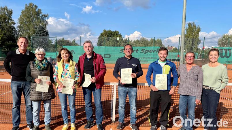 Das sind die Vereinsmeister bei der DJK Weiden: (von links) Franz Bodensteiner, Sonja Bodensteiner, Christina Bertelshofer, Bernhard Puckl, Thomas Ludwig, Christoph Sommer mit der Abteilungsleiterin Christine Strauß und der Sportwartin Karin Bonkoß. Bild: Hermann Riedl/exb