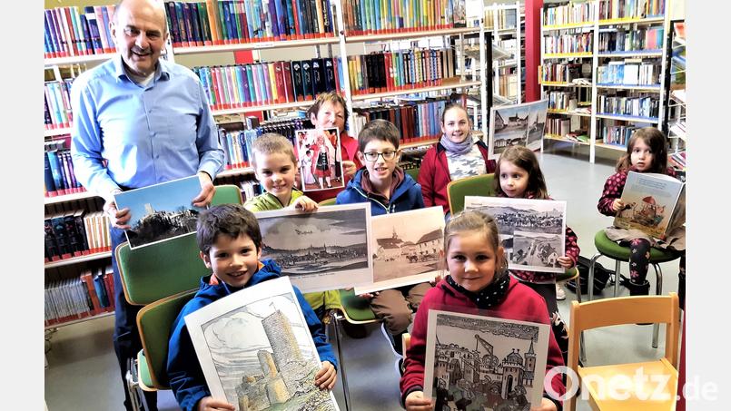 Vorlesepate Georg Lang (links) veranschaulichte für sein junges Publikum die Erzählungen und Texte mit großformatigen Schautafeln. Bild: Christoph Fröhlich/exb