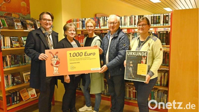 Die Stadtbücherei Bärnau erhält eines von 50 &quot;Lesezeichen&quot; der Bayernwerke. Bei der Spendenübergabe: (von links) Markus Windisch (Bayernwerk), Ulrike Knott (Bücherei), Heidi Schertler (Stadtverwaltung), Gottfried Beer (Dritter Bürgermeister), Kerstin Daubitzer (Bücherei). Bild: Yvonne Zant/exb