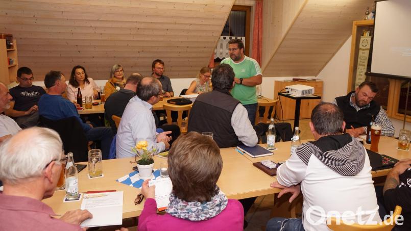 Bürgermeister Thomas Kaufmann (stehend) stellte mit Vereinsvertretern den Veranstaltungskalender für das Jahr 2023 auf. Termine können noch nachgemeldet werden. Unerfüllt blieb der Wunsch nach Faschingsveranstaltungen. Bild: bkr