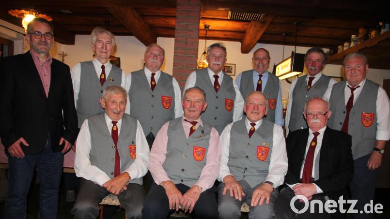 Langjährige aktive Sänger ehrte der Männergesangverein Bad Neualbenreuth. Sitzend von links Roland Herzog, Josef Rosner, Lorenz Köstler und Dr. Dr. Wolfgang Grunewald. Stehend von links Stefan Werner von der Sängergruppe Wiesau, Oswald Jäger, Ludwig Schicker, Bernd Schindler, Albert Köstler, Vorsitzender Ferdinand Köstler und Dirigent Franz Danhauser. Bild: kro