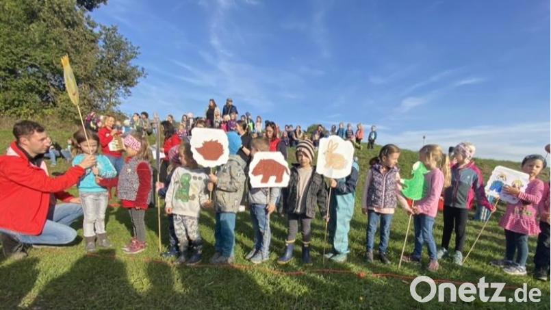 Das Kartoffelfest des Kinderhauses Parkstein kommt bestens an. Die Kinder führen die Geschichte vom &quot;Kartoffelkönig&quot; auf. Bild: Angelika Plößner/exb