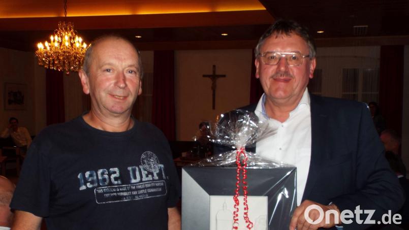 Bürgermeister Hans-Martin Schertl (rechts) verabschiedet Karl Fenk aus dem Stadtrat. Bild: e