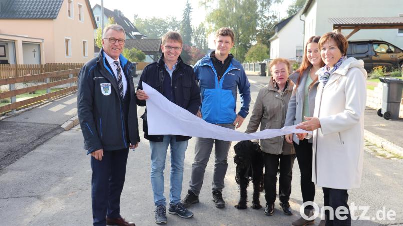 Die Straßensanierungsarbeiten im Bereich Ziegelanger gehen weiter. Bürgermeister Franz Stahl, Stadtbaumeister Andreas Ockl, Bauleiter Markus Heinecke, Sonja Fröber, Geschäftsführerin der Firma Fröber, Regina Zahn und Claudia Scharnagl vom Planungsbüro UTE (von links) besprechen die Maßnahme. Bild: Stadt Tirschenreuth/exb