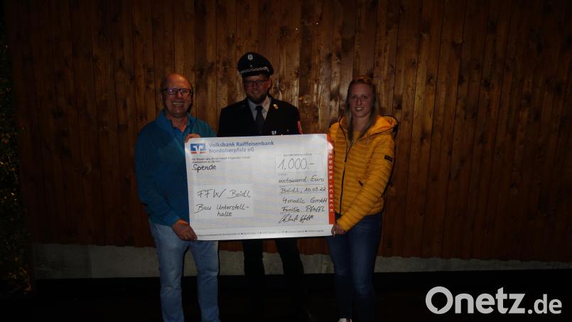 Die Firma &quot;4medic&quot; unterstützte die Feuerwehr Beidl beim Bau der Unterstellhalle mit 1000 Euro. Die beiden Geschäftsführer der Firma &quot;4medic&quot;, Herbert Pfaffl (links) und Verena Zirwick (rechts), übergaben eine Spende an Feuerwehrvorsitzender Christian Kulzer (Mitte). Bild: Michael Vollath/exb